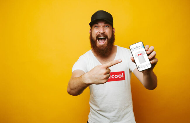 t-shirt design creato con lo smarphone da un t shirt designer