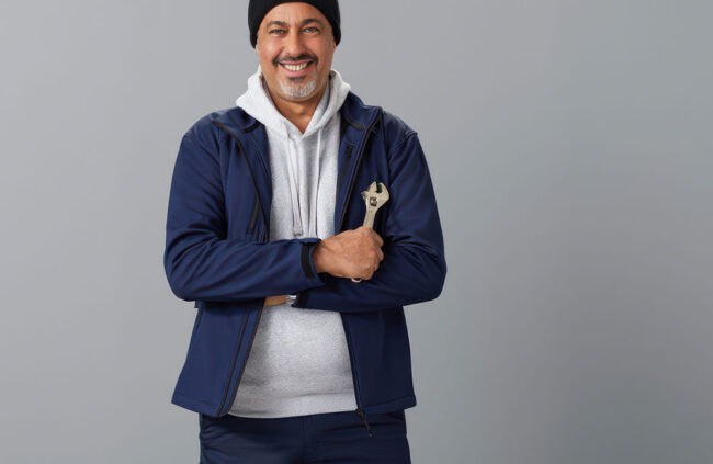 un artigiano indossa abbigliamento da lavoro