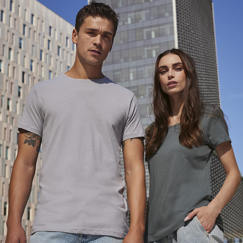 coppia che indossa maglie personalizzate B&C organic inspire