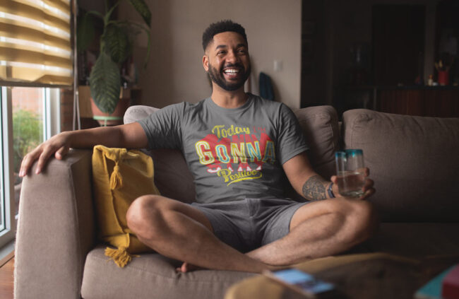 ragazzo indossa una maglietta personalizzata comodo sul suo divano