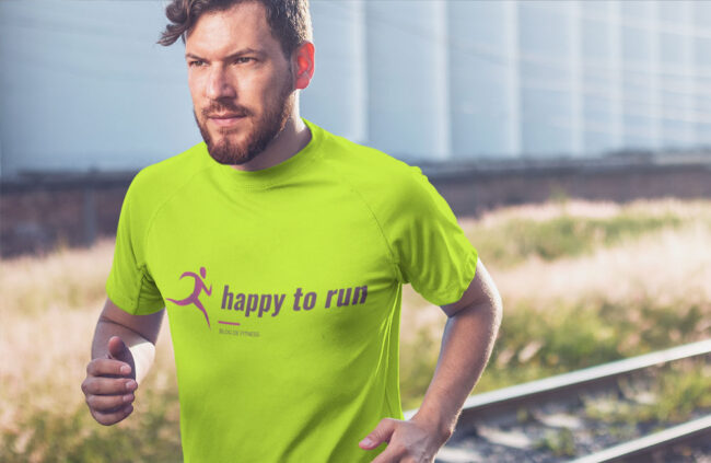 ragazzo-cont-shirt-sportiva-personalizzata ragazzo con t-shirt sportiva personalizzata