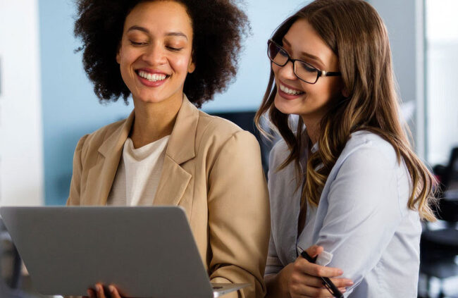 due ragazze creano magliette personalizzate con pc desktop