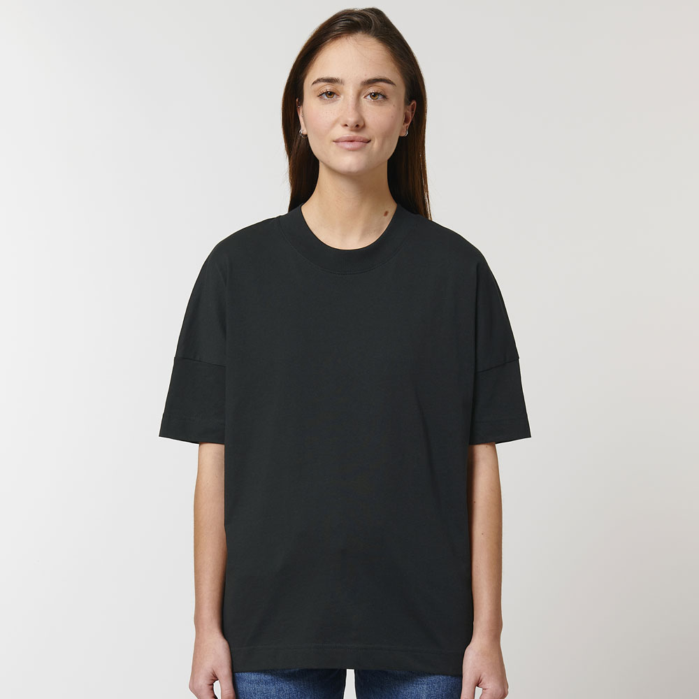 ragazza indossa una maglietta personalizzata stanley blaster colore black