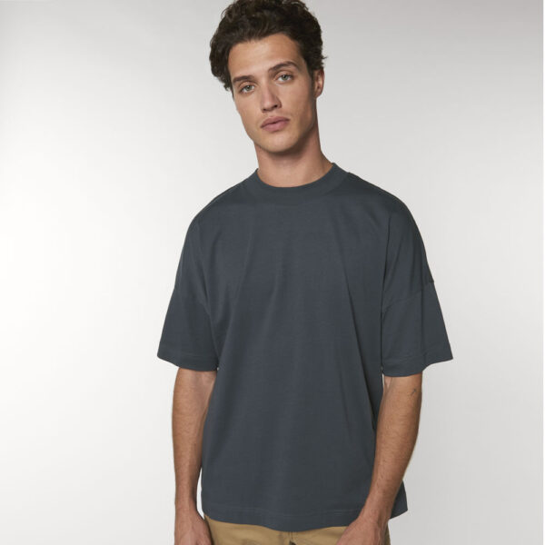 ragazzo indossa una maglietta personalizzata stanley blaster colore india ink grey