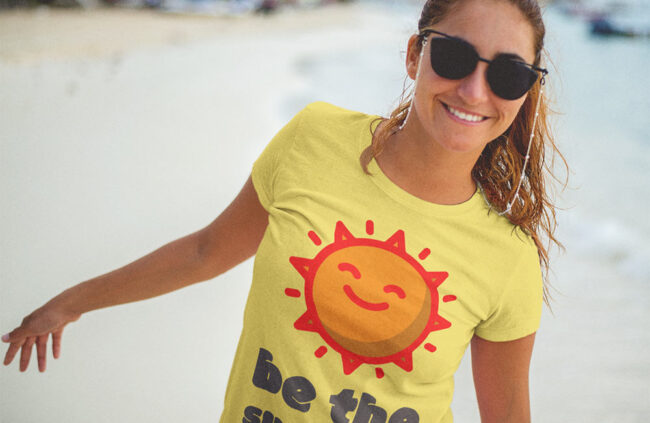 ragazza indossa una maglietta personalizzata sulla spiaggia