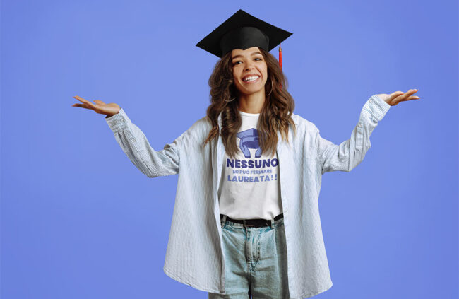 ragazza indossa una delle sue t-shirt