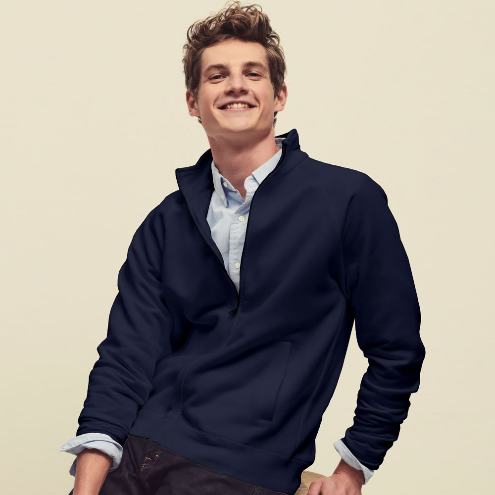ragazzo indossa una felpa personalizzata modello jacket della Fruit of the Loom da uomo colore scuro
