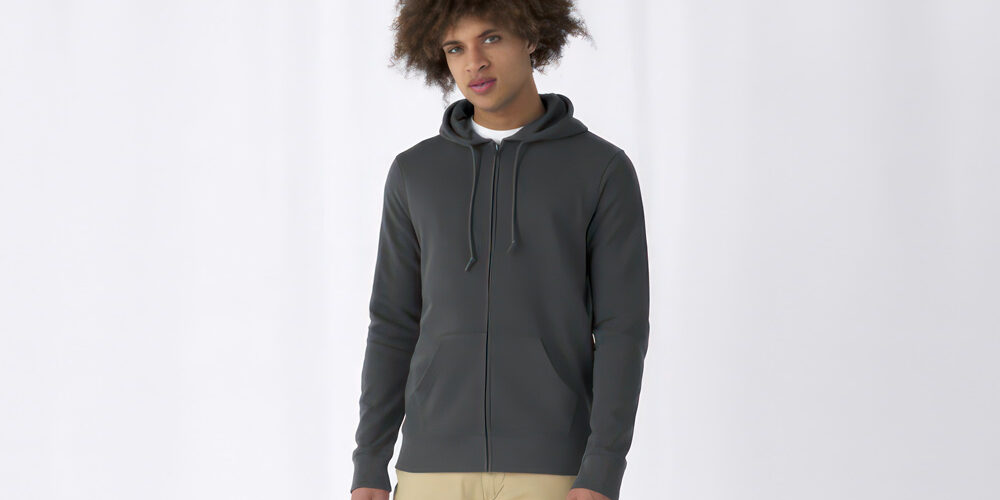 ragazzo-indossa-una-delle-sue-felpe-personalizzate-french-terry ragazzo indossa una delle sue felpe personalizzate french terry