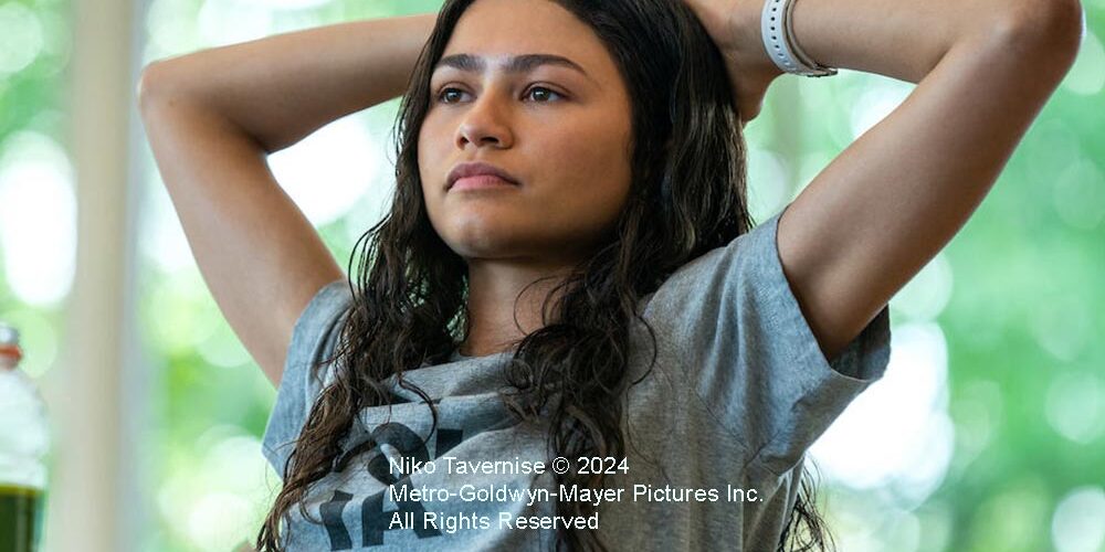 zendaya indossa una delle sue magliette personalizzate (Niko Tavernise &copy; 2024 Metro-Goldwyn-Mayer Pictures Inc. All Rights Reserved)