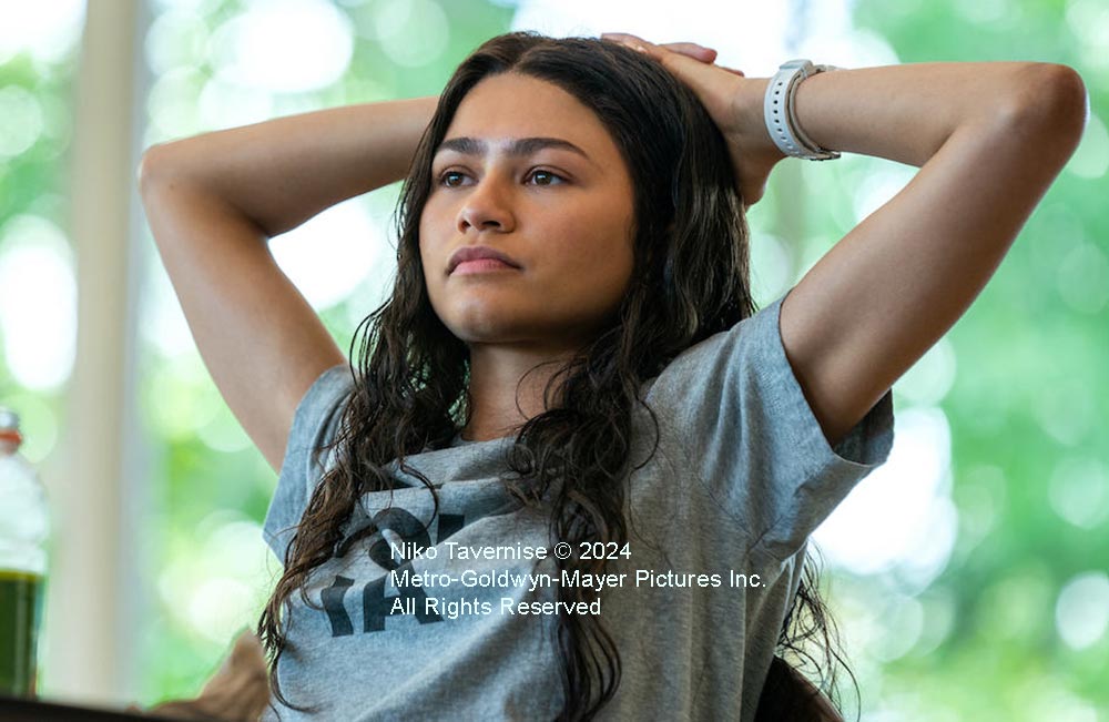 zendaya indossa una delle sue magliette personalizzate (Niko Tavernise © 2024 Metro-Goldwyn-Mayer Pictures Inc. All Rights Reserved)