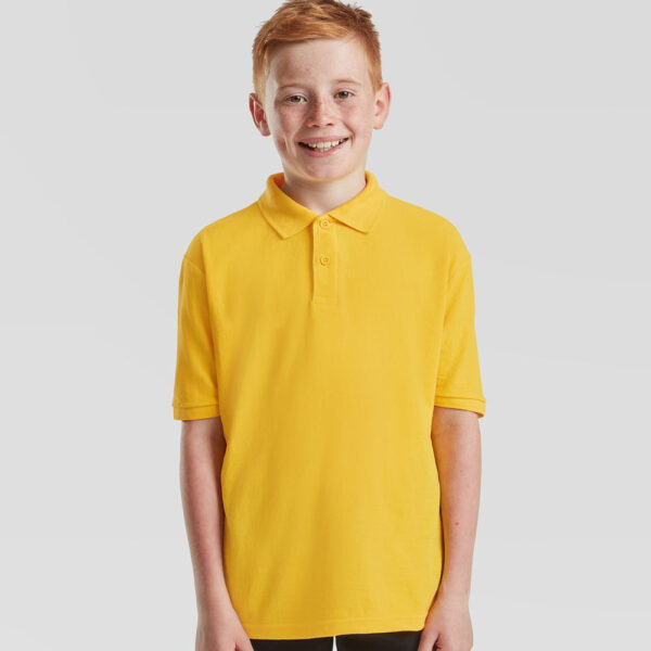 bambino indossa una delle sue polo personalizzate Fruit of the Loom colore Sunflower