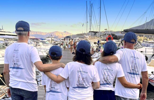 ragazzi indossano magliette personalizzate e cappellini personalizzati per la loro gita in barca