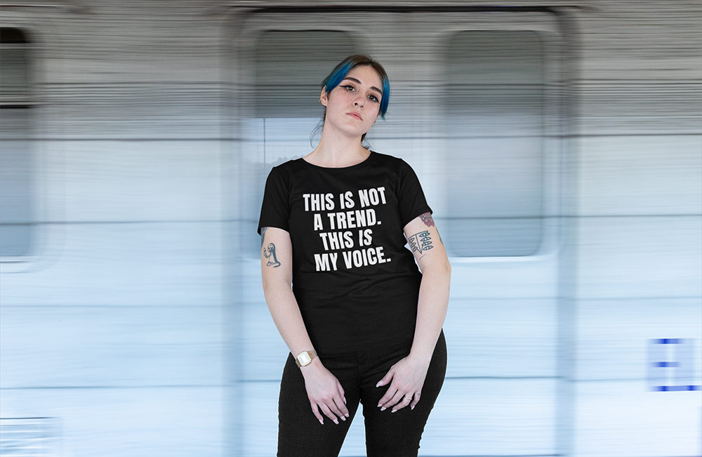 ragazza indossa una delle sue magliette personalizzate con messaggio personale